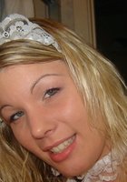 Горничная эротично двигается и оголяет упругие титьки 16 фото Горничная эротично двигается и оголяет упругие титьки 16 фото