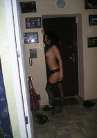 Русская мамка в чулках обмоталась бусами и ползает по квартире 4 фото Русская мамка в чулках обмоталась бусами и ползает по квартире 4 фото