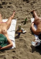 Брюнетка в солнцезащитных очках загорает на пляже в розовых трусиках 14 фото Брюнетка в солнцезащитных очках загорает на пляже в розовых трусиках 14 фото