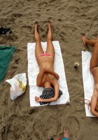 Брюнетка в солнцезащитных очках загорает на пляже в розовых трусиках 19 фото Брюнетка в солнцезащитных очках загорает на пляже в розовых трусиках 19 фото