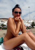 Брюнетка в солнцезащитных очках загорает на пляже в розовых трусиках 23 фото Брюнетка в солнцезащитных очках загорает на пляже в розовых трусиках 23 фото