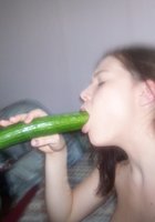 Однокурсница дрочит длинным огурцом 5 фото Однокурсница дрочит длинным огурцом 5 фото