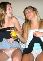 Девушки фотографируются в купальниках перед зеркалом 1 фото Девушки фотографируются в купальниках перед зеркалом 1 фото