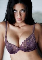 Девушки фотографируются в купальниках перед зеркалом 9 фото Девушки фотографируются в купальниках перед зеркалом 9 фото