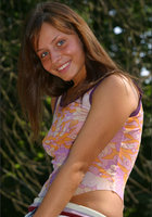 Молодая красотка с интим стрижкой задирает сарафан на улице 1 фото Молодая красотка с интим стрижкой задирает сарафан на улице 1 фото