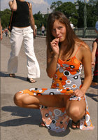 Молодая красотка с интим стрижкой задирает сарафан на улице 4 фото Молодая красотка с интим стрижкой задирает сарафан на улице 4 фото