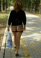 Развратная мамка светит в парке писькой и сиськами 9 фото Развратная мамка светит в парке писькой и сиськами 9 фото