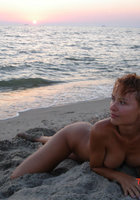 Работница фотостудии отдыхает на диком пляже 3 фото Работница фотостудии отдыхает на диком пляже 3 фото