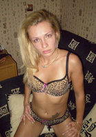 Блондинка закидывает ногу на ногу в кресле 1 фото Блондинка закидывает ногу на ногу в кресле 1 фото