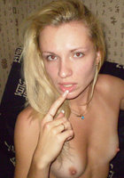 Блондинка закидывает ногу на ногу в кресле 3 фото Блондинка закидывает ногу на ногу в кресле 3 фото