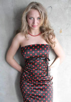 На фоне стены голубоглазая краля в платье в горошек показывает торчащие соски 14 фото На фоне стены голубоглазая краля в платье в горошек показывает торчащие соски 14 фото