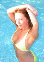 Барышня позирует у озера в салатовых трусиках 5 фото Барышня позирует у озера в салатовых трусиках 5 фото