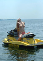 Блондинка с голыми сиськами катается на водном мотоцикле 9 фото Блондинка с голыми сиськами катается на водном мотоцикле 9 фото