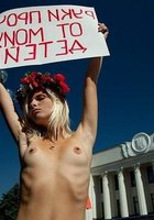 Худые блондинки бесстрашно раздеваются посреди улицы 1 фото