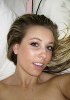 Длинноволосая блондинка веселится голой на постели 16 фото Длинноволосая блондинка веселится голой на постели 16 фото