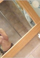 Брюнетка фотографирует себя дома на телефон 4 фото Брюнетка фотографирует себя дома на телефон 4 фото