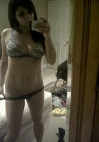 Брюнетка фотографирует себя дома на телефон 7 фото Брюнетка фотографирует себя дома на телефон 7 фото