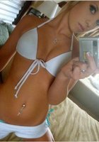 Брюнетка фотографирует себя дома на телефон 10 фото Брюнетка фотографирует себя дома на телефон 10 фото