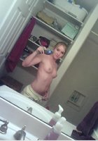 Брюнетка фотографирует себя дома на телефон 13 фото Брюнетка фотографирует себя дома на телефон 13 фото