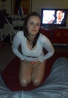 Шатенка сравнивает дилдо и настоящий член 13 фото Шатенка сравнивает дилдо и настоящий член 13 фото