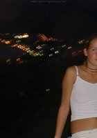 Стройная красотка оголила маленькие сиськи у бурной реки 2 фото Стройная красотка оголила маленькие сиськи у бурной реки 2 фото