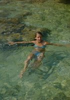 Стройная красотка оголила маленькие сиськи у бурной реки 3 фото Стройная красотка оголила маленькие сиськи у бурной реки 3 фото