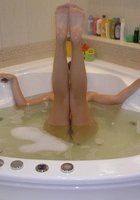 Брюнетка с короткой стрижкой отдыхает в особняке 18 фото Брюнетка с короткой стрижкой отдыхает в особняке 18 фото