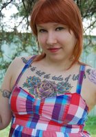 Рыжая пышка разделась догола во дворе дома у дерева 2 фото Рыжая пышка разделась догола во дворе дома у дерева 2 фото