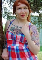 Рыжая пышка разделась догола во дворе дома у дерева 1 фото Рыжая пышка разделась догола во дворе дома у дерева 1 фото