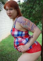 Рыжая пышка разделась догола во дворе дома у дерева 7 фото Рыжая пышка разделась догола во дворе дома у дерева 7 фото