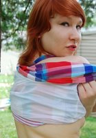 Рыжая пышка разделась догола во дворе дома у дерева 21 фото Рыжая пышка разделась догола во дворе дома у дерева 21 фото