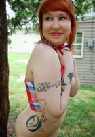 Рыжая пышка разделась догола во дворе дома у дерева 20 фото Рыжая пышка разделась догола во дворе дома у дерева 20 фото