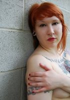 Рыжая пышка разделась догола во дворе дома у дерева 32 фото Рыжая пышка разделась догола во дворе дома у дерева 32 фото