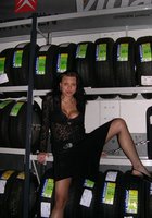 Девица обожает развлекаться с работниками СТО 3 фото Девица обожает развлекаться с работниками СТО 3 фото