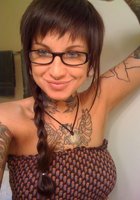 Татуированная неформалка позирует топлес на берегу водоема 9 фото Татуированная неформалка позирует топлес на берегу водоема 9 фото