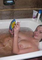 Подруга жены с большими сиськами принимает ванну 5 фото Подруга жены с большими сиськами принимает ванну 5 фото