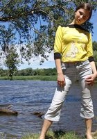 Красивая телочка оголилась у озера 1 фото Красивая телочка оголилась у озера 1 фото