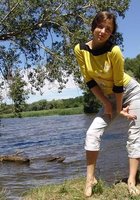 Красивая телочка оголилась у озера 2 фото Красивая телочка оголилась у озера 2 фото