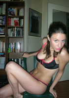 Сексуальная молодуха позирует в квартире в нижнем белье 5 фото Сексуальная молодуха позирует в квартире в нижнем белье 5 фото