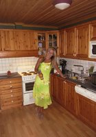 Зрелая жена сосет член мужа после неумелого стриптиза 1 фото Зрелая жена сосет член мужа после неумелого стриптиза 1 фото