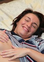 Лежа на спине мамка оголила одну сиську третьего размера 5 фото Лежа на спине мамка оголила одну сиську третьего размера 5 фото