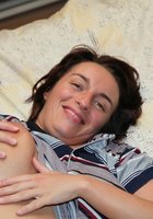 Лежа на спине мамка оголила одну сиську третьего размера 4 фото Лежа на спине мамка оголила одну сиську третьего размера 4 фото