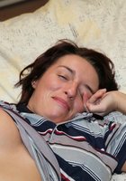 Лежа на спине мамка оголила одну сиську третьего размера 9 фото Лежа на спине мамка оголила одну сиську третьего размера 9 фото