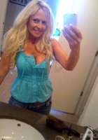 Женщины наводят красоту у зеркала и делают селфи 2 фото Женщины наводят красоту у зеркала и делают селфи 2 фото