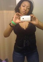 Женщины наводят красоту у зеркала и делают селфи 1 фото Женщины наводят красоту у зеркала и делают селфи 1 фото