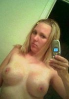 Женщины наводят красоту у зеркала и делают селфи 3 фото Женщины наводят красоту у зеркала и делают селфи 3 фото