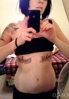 Женщины наводят красоту у зеркала и делают селфи 6 фото Женщины наводят красоту у зеркала и делают селфи 6 фото