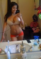 Женщины наводят красоту у зеркала и делают селфи 8 фото Женщины наводят красоту у зеркала и делают селфи 8 фото