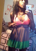 Женщины наводят красоту у зеркала и делают селфи 10 фото Женщины наводят красоту у зеркала и делают селфи 10 фото