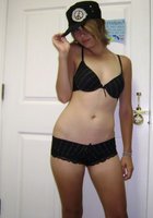 Молоденькая официантка фотографирует себя в зеркале 3 фото Молоденькая официантка фотографирует себя в зеркале 3 фото